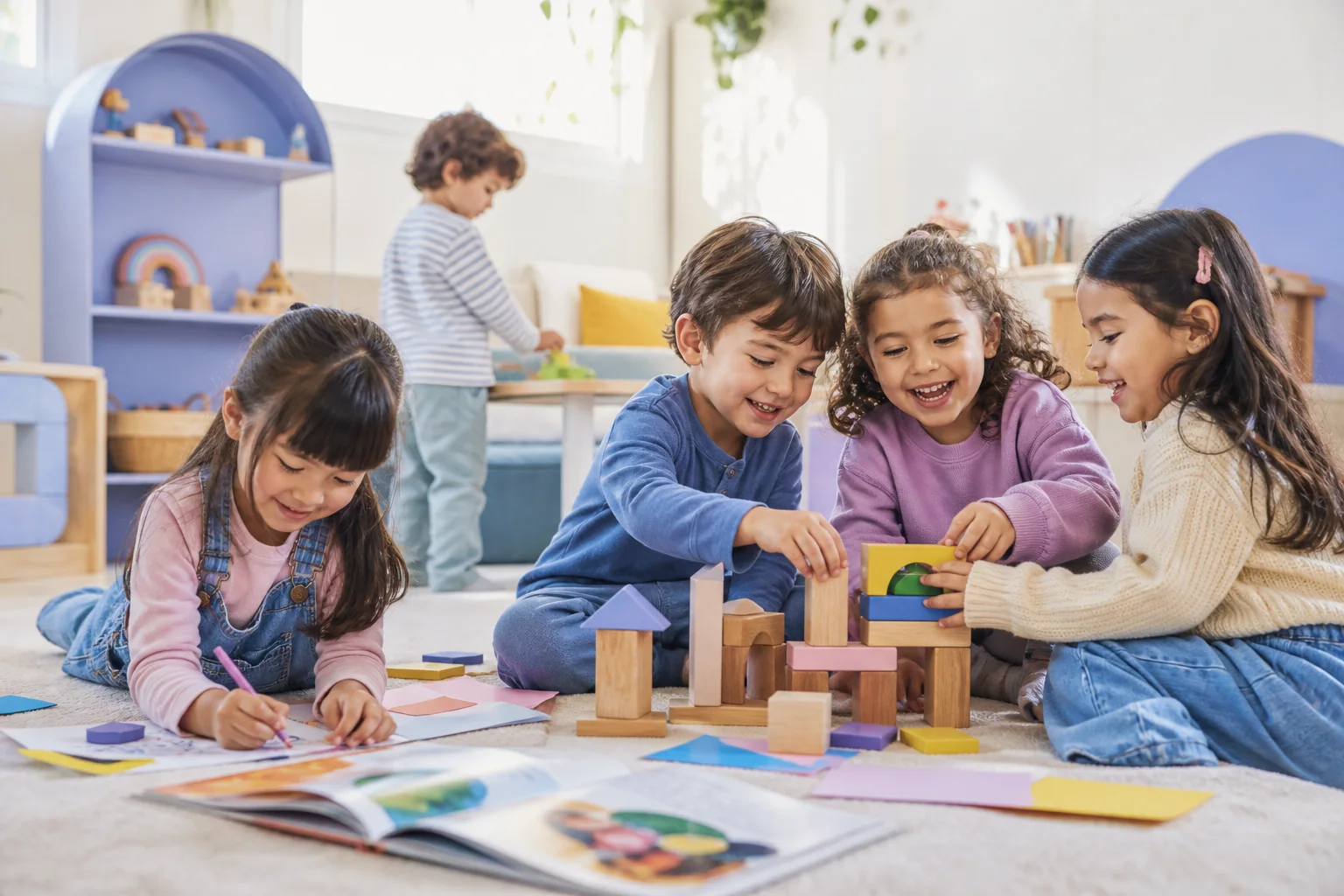 Niñas y niños construyen y crean juntos en un aula luminosa