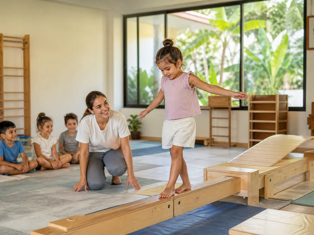 Niña recorre con confianza un circuito de equilibrio acompañada por su educadora