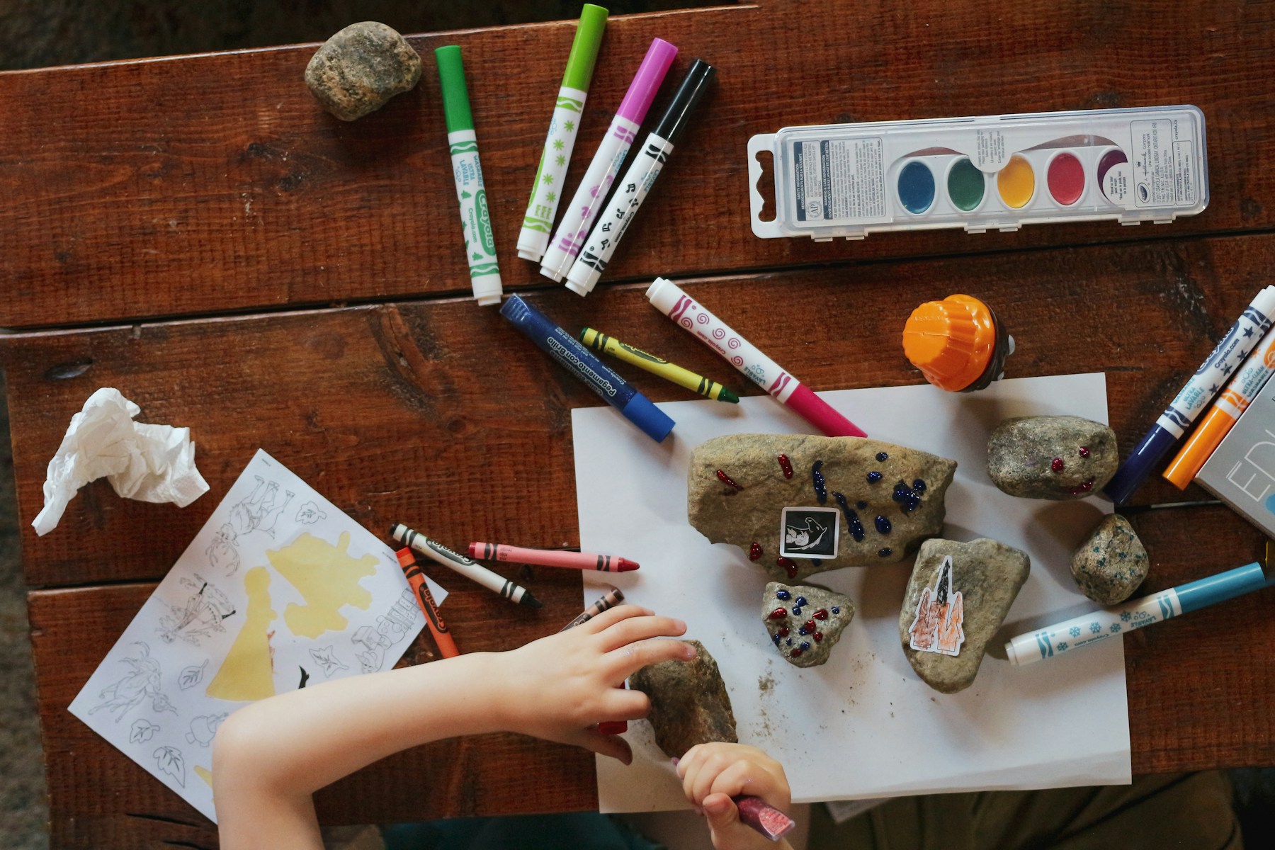 Niña pintando con colores vivos